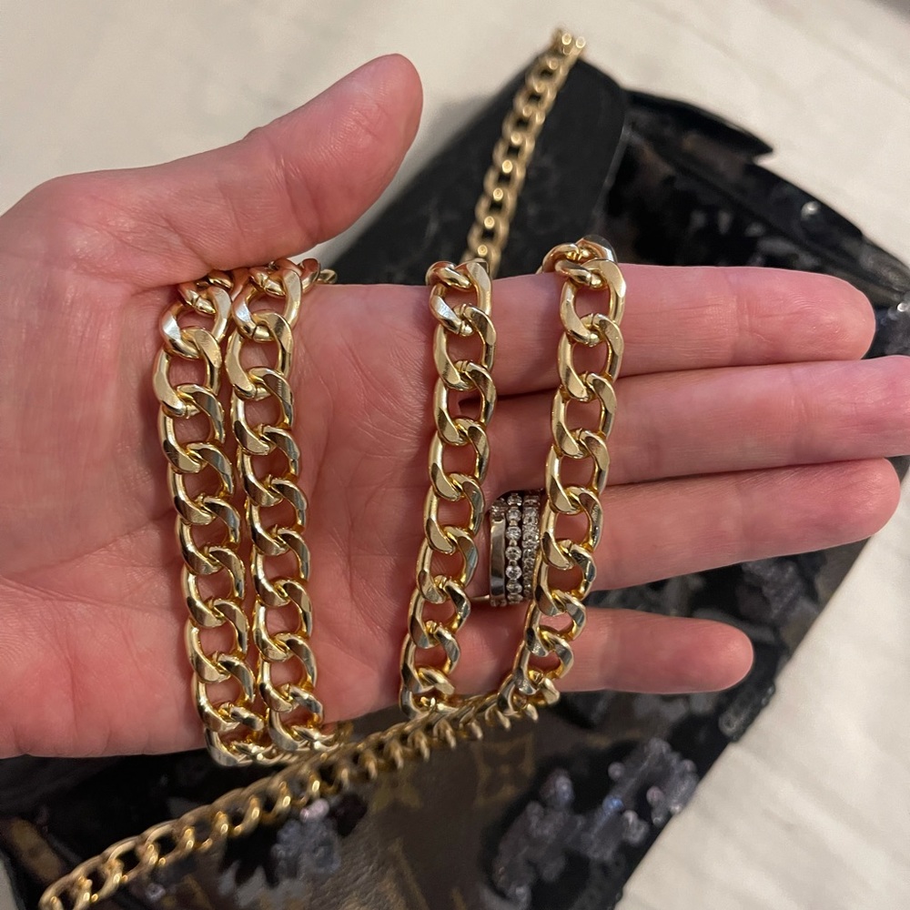 Beautiful purse chair 47 inches Gold color !